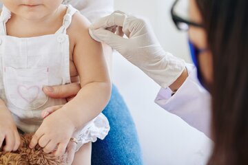 Coronavirus: este viernes llegan 2,7 millones de vacunas pediátricas para niñes desde 6 meses (Fuente: AFP)