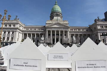 Con casas en miniatura frente al Congreso, la asociación Techo advierte sobre "emergencia habitacional" (Fuente: Bernardino Avila)