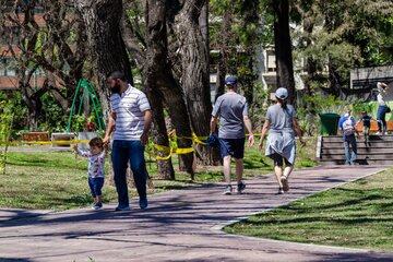 Con más árboles y menos contaminación la covid pegó más liviano (Fuente: Télam)