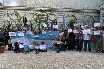 Argentinos en París apoyan a Cristina