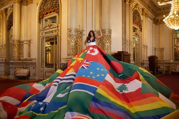 Antidiscriminación: un vestido contra el odio a las diferencias presentado en Argentina