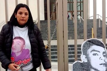 Gatillo fácil: la madre de Rodrigo Sánchez se encadenó en los tribunales de Córdoba