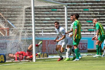 Aldosivi perdió con Banfield y descendió a la Primera Nacional (Fuente: NA)