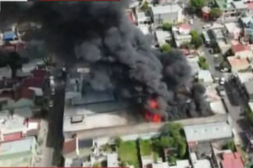 Gran incendio en una fábrica en La Tablada