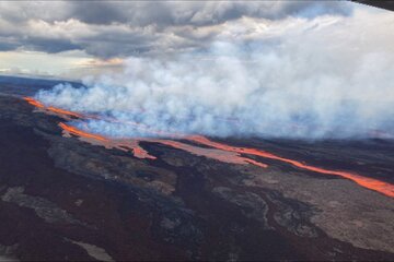 Hawái: el volcán activo más grande del mundo entró en erupción (Fuente: AFP)