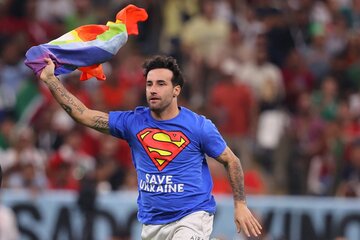 Mundial Qatar 2022: Qué hay detrás del gesto del hincha que irrumpió con la bandera del arcoiris 