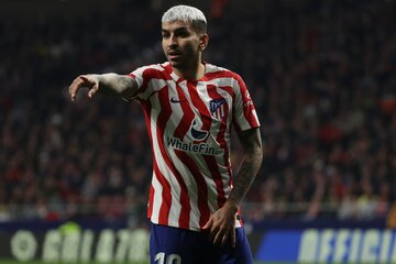 Liga de España: El insólito festejo de Angel Correa, que celebró su gol desde el banco (Fuente: AFP)