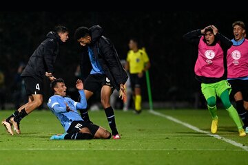 Luciano Rodríguez festeja el 1 a 0 que le dio el triunfo a Uruguay. (Fuente: AFP)
