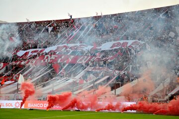 Los hinchas de Huracán hicieron explotar el estadio Ducó (Fuente: Julio Mancini)