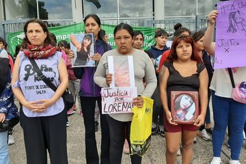 Lorena Cruz (en el medio) sosteniendo la foto de su hija Lorena Alejandra Cardozo, la última víctima de femicidio en Salta.