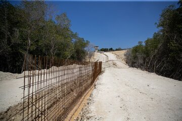El muro fronterizo que podría terminar con un humedal entre República Dominicana y Haití (Fuente: AFP)
