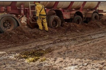 Mancha de ácido clorhídrico en el suelo del Salar del Hombre Muerto. 