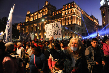 Constitución, de noche