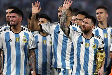 Lionel Messi sostiene la copa del Mundo y la selección argentina saluda a los hinchas en medio de la fiesta.  (Fuente: AFP)