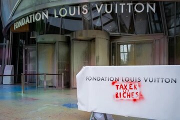 Francia: ambientalistas lanzan pintura a la Fundación Louis Vuitton
