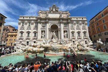 Roma: activistas climáticos tiñeron de negro la Fontana di Trevi (Fuente: EFE)