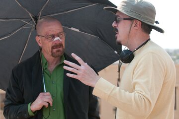Bryan Cranston como Walter White, recibiendo instrucciones de Vince Gilligan.