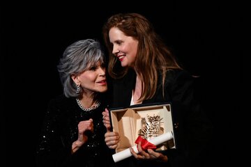 Jane Fonda le entrega la Palma de Oro a Justine Triet por "Anatomía de una caída". (Fuente: AFP)