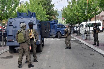 Policías antimotines patrullan las calles de Zvecan después de los disturbios. (Fuente: EFE)
