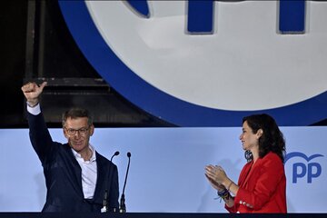 Alberto Núñez Feijóo e Isabel Díaz Ayuso celebran los resultados del PP. 