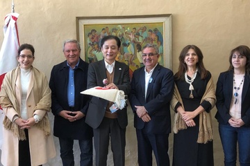 El embajador japonés Yamauchi y el gobernador Jalil.