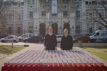 Santilli, de campaña con tazas contra las tasas (Fuente: Twitter)