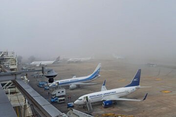 Tormenta eléctrica causa caos en Aeroparque: los vuelos en Ezeiza lentamente se normalizan (Fuente: NA)