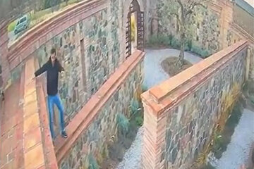 Video: el momento en que el turista brasileño cae de la terraza de una bodega en Mendoza