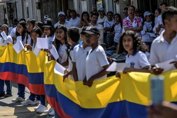 Estudiantes de una escuela de Colombia marcharon para exigir paz  (Fuente: AFP)