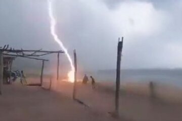 El trágico momento en que un rayo mató a dos personas en una playa de Mexico