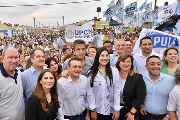 Santiago Maggiotti y Sergio Massa entregaron viviendas en Posadas