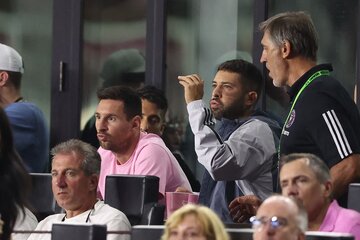 Messi y Jordi Alba, en sintonía durante el 1-1 con New York que vieron desde afuera (Fuente: AFP)