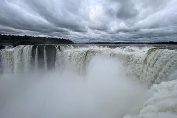Cerraron acceso a la Garganta del Diablo de las Cataratas por inusual creciente del río Iguazú