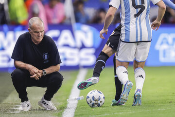En el debut oficial de Marcelo Bielsa, su Uruguay renovado fue