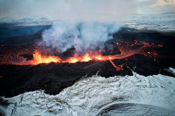 Cede de a poco la erupción del volcán (Fuente: EFE)