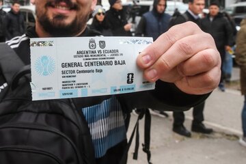 Ley Omnibus: vía libre a la reventa de entradas a espectáculos deportivos (Fuente: Télam)