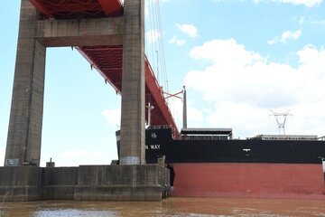 Sigue interrumpida la navegación en el río Paraná a la altura de Zárate (Fuente: Télam)