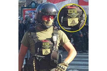 Ley omnibus y represión en el Congreso: un policía usó el símbolo libertario en su pechera (Fuente: Twitter)