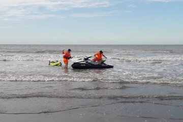 Monte Hermoso: buscan a un joven que se metió al mar y no logró salir