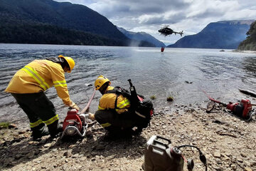Continuó el operativo contra el incendio en el lago Nahuel Huapi (Fuente: Télam)