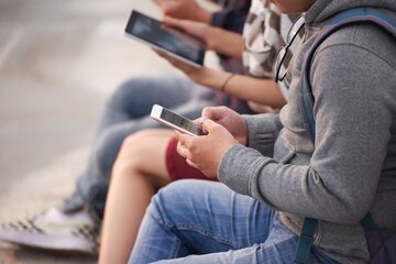 El Gobierno británico prohibió el uso de celulares en las escuelas