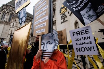 Manifestantes piden lalibertad de Assange frente a los tribunales de Londres. (Fuente: EFE)
