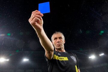 Los árbitros debatirán la implementación de una tarjeta azul en el fútbol (Fuente: AFP)