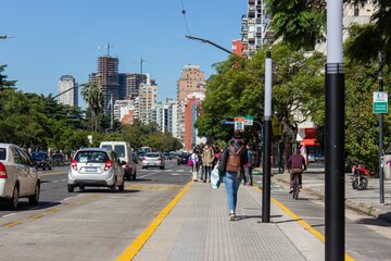 La ciclovía de la Avenida del Libertador podría ser levantada, según se estudia en la ciudad.