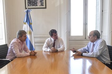 El ministro de Economía, Luis Caputo, el jefe de Gabinete, Nicolás Posse y el ministro del Interior, Guillermo Francos.