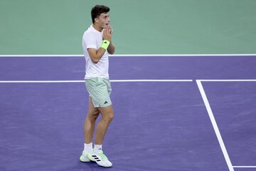 Batacazo y bronca: Djokovic fue eliminado por el 123 del ranking en Indian Wells (Fuente: AFP)