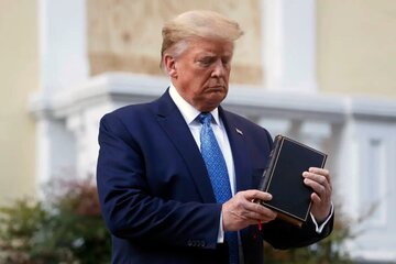 Donald Trump sostiene una Biblia. (Fuente: EFE)