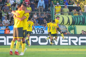 Los jugadores festejan el gol de Bogarín (en el aire) (Fuente: Fotobaires)