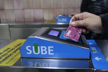 El Gobierno anunció que el transporte podrá abonarse con tarjetas de débito y crédito (Fuente: Dafne Gentinetta)