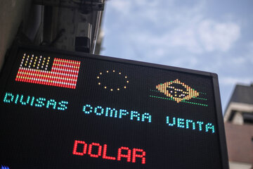 El dólar blue subió por tercera jornada consecutiva y cerró este martes en 1035 pesos.  (Fuente: Dafne Gentinetta)